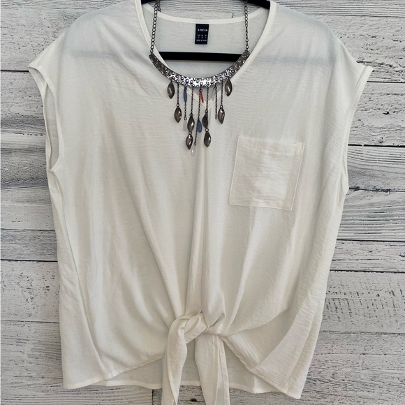 White blouse that ties at the waist - Picture 1 of 2